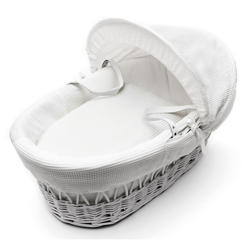 Бяла плетена кошница за новородено бебе с бял спален комплект тип вафлички