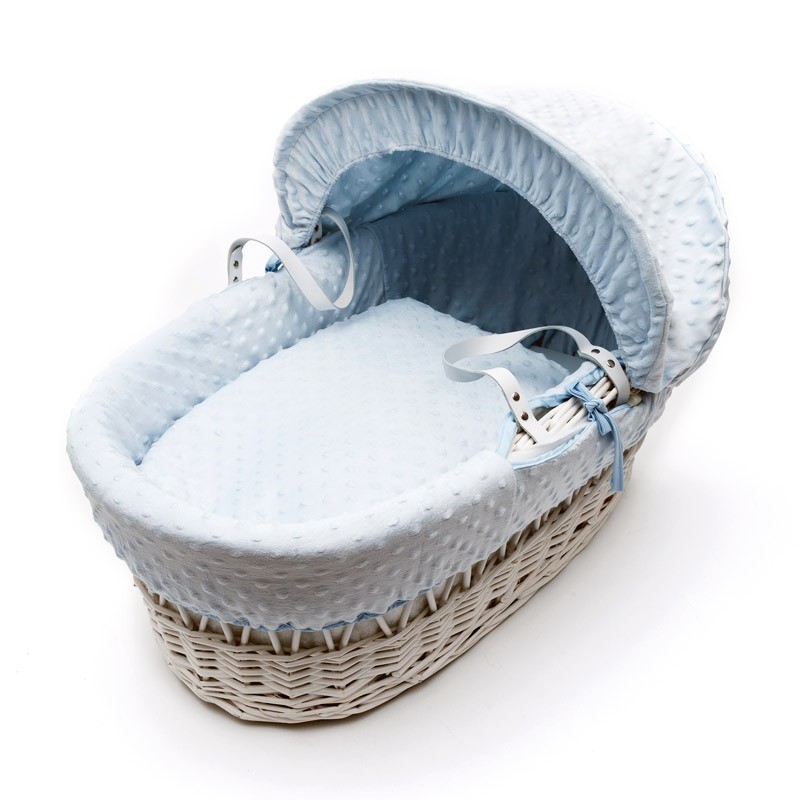 Бяло плетено кошче за бебе със син спален комплект