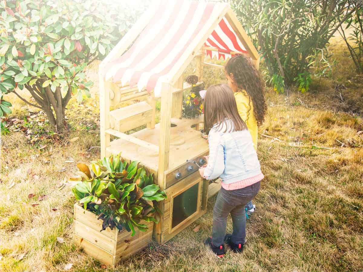 Детска дървена кухня за игра навън