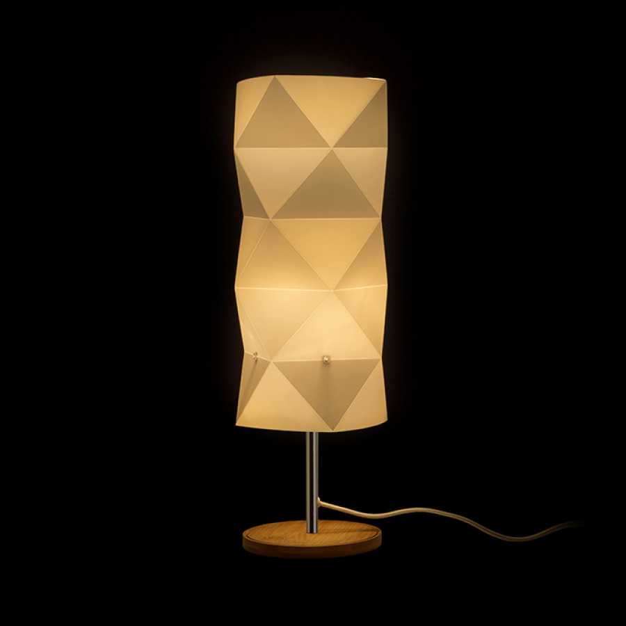 Настолна лампа с пластмасов абажур